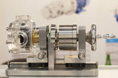 Vites kutusunun çapraz bölümü. Saldırgan ortamlar için solucan vites kutuları.