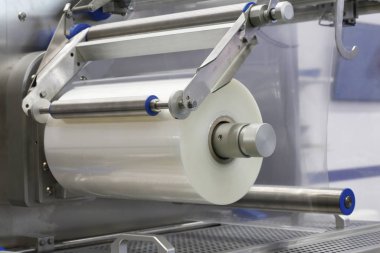 Otomatik paketleme makinesi. Şeffaf bir selofan film paketleme.