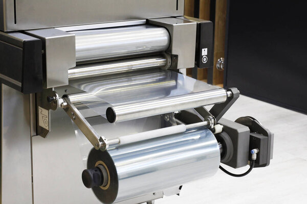 Автоматическая упаковочная машина. Упаковка в прозрачную целлофановую пленку
.