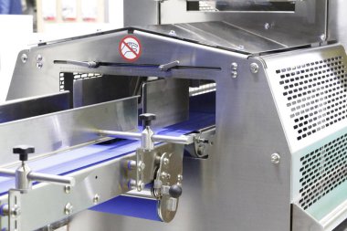 Yiyecek fabrikasında otomatik makine. Doldurma ekipmanı.