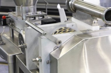 Yiyecek fabrikasında otomatik makine. Doldurma ekipmanı.