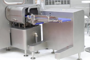 Yiyecek fabrikasında otomatik makine. Doldurma ekipmanı.