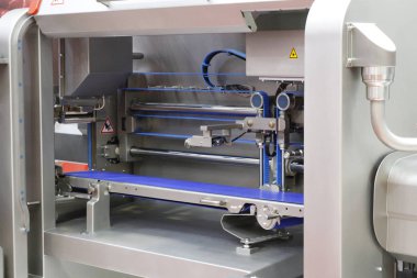 Yiyecek fabrikasında otomatik makine. Doldurma ekipmanı.