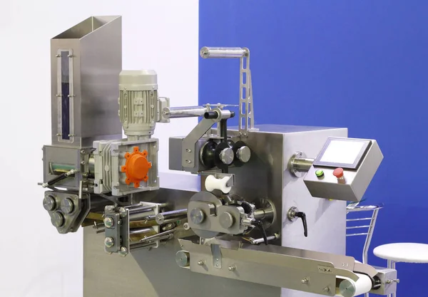 Automatyczna maszyna w fabryce żywności. Urządzenia do napełniania. — Zdjęcie stockowe