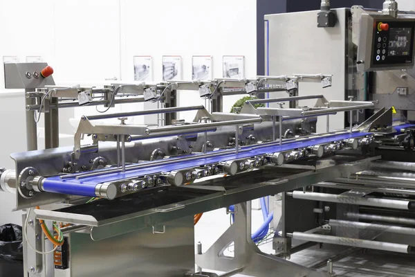 Macchina automatica in una fabbrica alimentare. Apparecchiature di riempimento . — Foto Stock