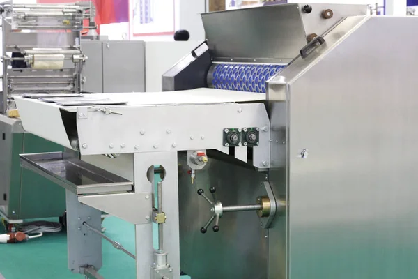 Automatisk maskin i en matfabrik. Fyllningsutrustning. — Stockfoto