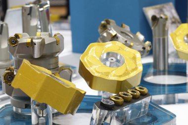 Tüm dış ve iç işleme türleri için metal kesme araçları ve aksesuarları.