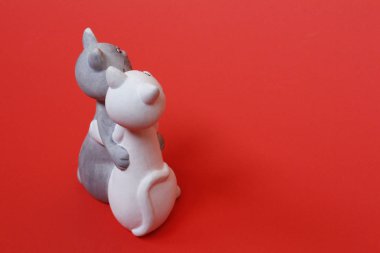 İki kedi sarılıyor. Kediler yakındır ve birbirlerini severler..