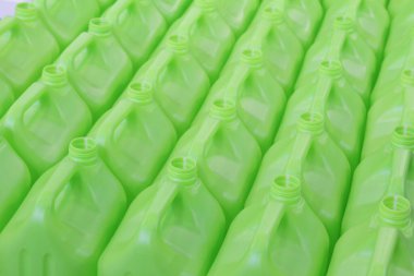 Yeşil plastikten yapılmış kapağı olmayan bir sürü şişe..