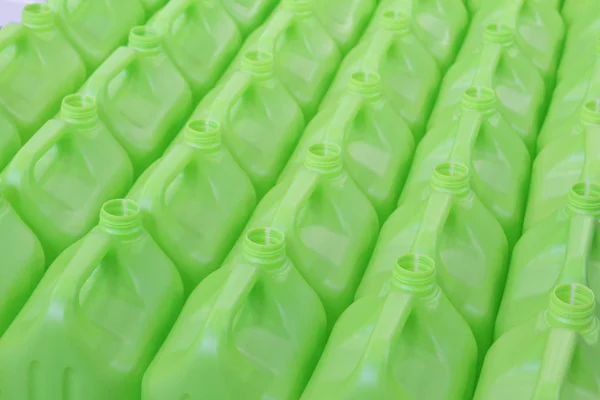 Viele Flaschen ohne Deckel aus grünem Kunststoff. — Stockfoto