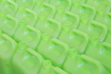 Yeşil plastikten yapılmış kapağı olmayan bir sürü şişe..