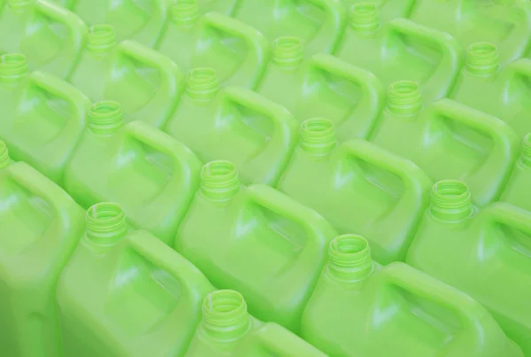 Много бутылок без крышек из зеленого пластика . — стоковое фото