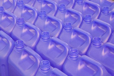 Mor plastikten yapılmış kapağı olmayan bir sürü şişe..
