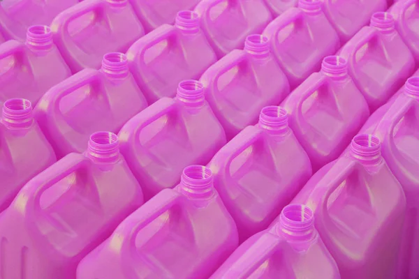 Dużo butelek bez różowych plastikowych nakrętek. Produkcja wyrobów z tworzyw sztucznych. — Zdjęcie stockowe