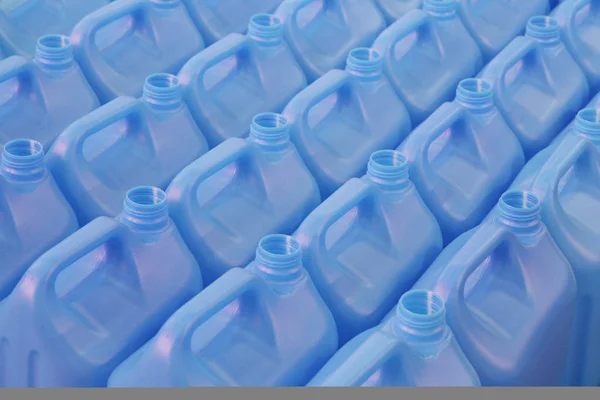 Veel flessen zonder doppen van blauw plastic. — Stockfoto