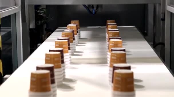 Москва 2020 Фрагмент Машини Виробництва Одноразових Пластикових Чашок Робота Над — стокове відео