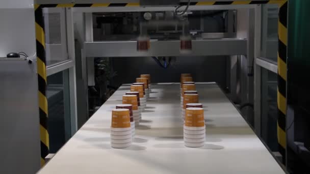莫斯科 2020 用于生产一次性塑料杯的机器碎片 从事高性能精密加压机床的工作 货物是用咖啡或茶制成的 — 图库视频影像