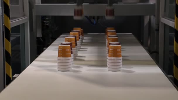 莫斯科 2020 用于生产一次性塑料杯的机器碎片 从事高性能精密加压机床的工作 货物是用咖啡或茶制成的 — 图库视频影像