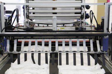 Plastik poşet üretimi için kullanılan bir makine parçası..