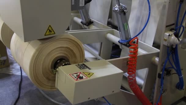 Video Plastik Poşet Üreten Bir Fabrikayı Gösteriyor Şaftlar Dönüyor Selofan — Stok video