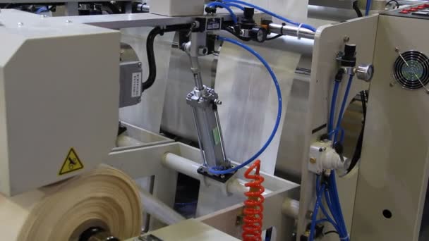 Video Toont Een Fabriek Die Plastic Zakken Produceert Schachten Draaien — Stockvideo
