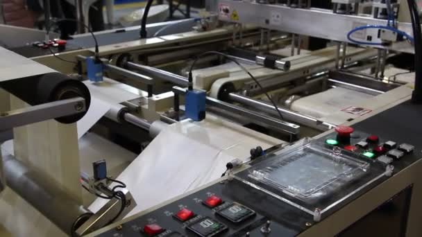 视频显示了一家生产塑料袋的工厂 轴在旋转 塞洛法尼在竖井之间移动 生产聚乙烯袋的机器碎片 — 图库视频影像