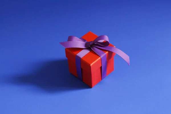 Όμορφο Κόκκινο Κουτί Δώρου Ένα Μωβ Τόξο Μπλε Φόντο Κουτί — Φωτογραφία Αρχείου