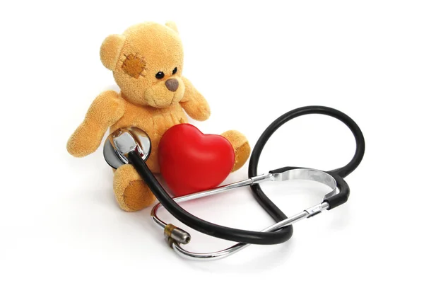 Teddybär mit rotem Herz auf weißem Hintergrund. — Stockfoto
