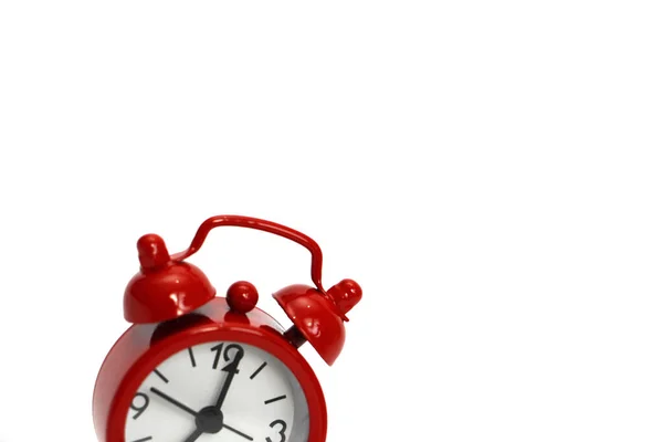 Relógio de alarme vintage vermelho em um fundo branco . — Fotografia de Stock