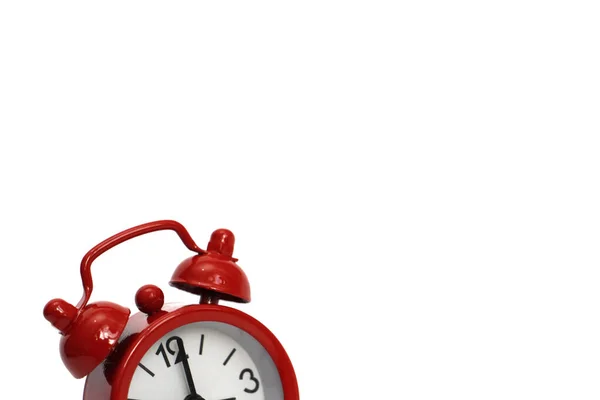 Reloj despertador vintage rojo sobre fondo blanco . — Foto de Stock