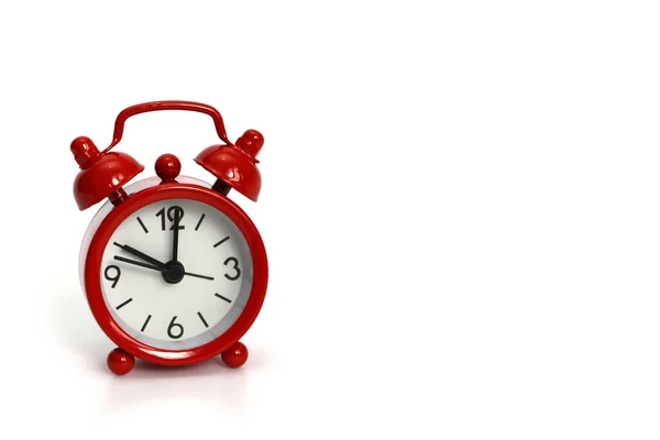 Orologio rosso su sfondo bianco. L'orologio mostra 10 ore . — Foto Stock