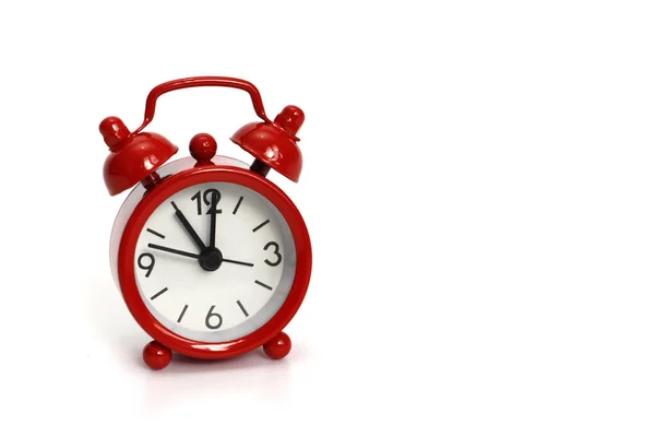 Orologio rosso su sfondo bianco. L'orologio mostra 11 ore . — Foto Stock