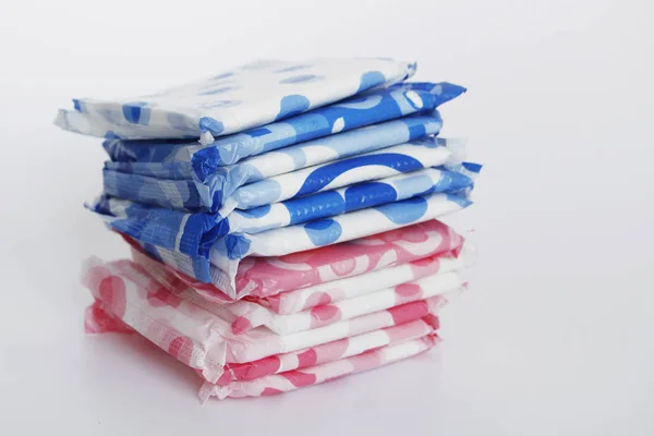 Un montón de toallas sanitarias femeninas en el paquete . — Foto de Stock