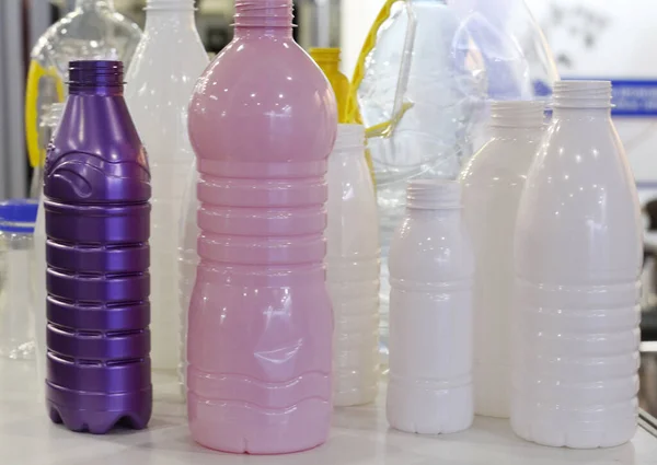 Wielokolorowe Plastikowe Butelki Produktów Mlecznych Butelki Różnych Rozmiarach Różnych Kolorach — Zdjęcie stockowe