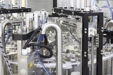 Süt ürünleri fabrikasında teknolojik ekipman. Süt üretimi için bir bitki parçası. Fabrikadaki mandıra üretimi.