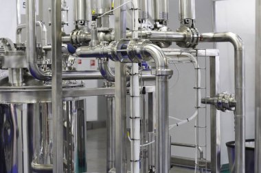 Süt ürünleri fabrikasında teknolojik ekipman. Süt üretimi için bir bitki parçası. Fabrikadaki mandıra üretimi.