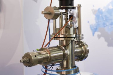 Yiyecek fabrikasındaki paslanmaz çelik borular. Paslanmaz çelik parçaları. Tüplü ısı değiştiriciler. Yemek pompaları. Süt ürünleri fabrikasında teknolojik ekipman..