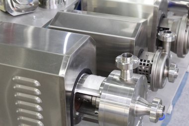 Disk yemek pompası. Fabrika boru hattındaki basınç sistemi. Paslanmaz çelikten yapılmış endüstriyel fabrika ekipmanları. Valf yiyeceği..