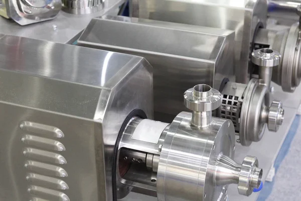 Disk yemek pompası. Fabrika boru hattındaki basınç sistemi. Paslanmaz çelikten yapılmış endüstriyel fabrika ekipmanları. Valf yiyeceği..