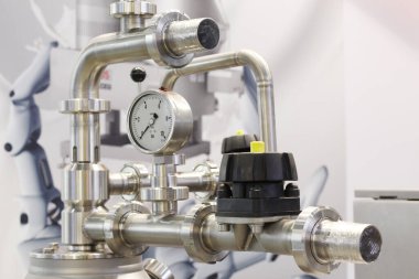 Merkezkaç ayrıştırma ekipmanının bir parçası. Yiyecek endüstrisi için santrifüj pompaları. Paslanmaz çelik malzeme taşıma konsepti.