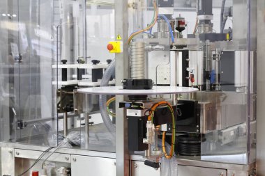 Etiketleme makinesinin bir parçası. Taşıyıcı bantlı otomatik etiketleme ekipmanı. Yiyecek endüstrisi. Etiket ürünleri.
