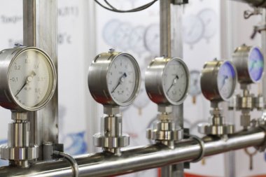 Gaz endüstrisi için ölçüm aletleri. Baş göstergeleri veya düşük basınç göstergeleri, çekme göstergeleri ve yüksek kalite ağırlık göstergeleri.