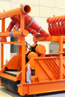 Petrol ve gaz endüstrisi için bir ekipman parçası. Sıvı tedavi ekipmanları deliniyor.