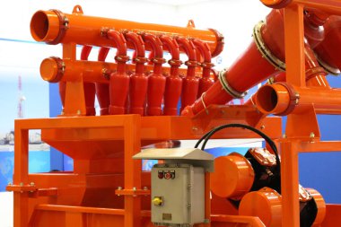 Petrol ve gaz endüstrisi için bir ekipman parçası. Sıvı tedavi ekipmanları deliniyor.