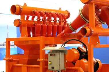 Petrol ve gaz endüstrisi için bir ekipman parçası. Sıvı tedavi ekipmanları deliniyor.