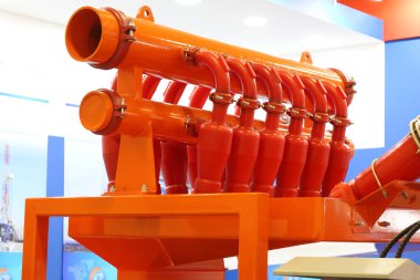 Petrol ve gaz endüstrisi için bir ekipman parçası. Sıvı tedavi ekipmanları deliniyor.