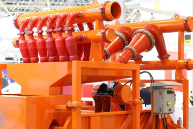 Petrol ve gaz endüstrisi için bir ekipman parçası. Sıvı tedavi ekipmanları deliniyor.