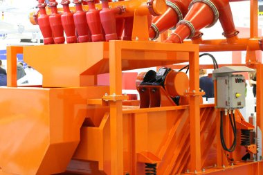 Petrol ve gaz endüstrisi için bir ekipman parçası. Sıvı tedavi ekipmanları deliniyor.