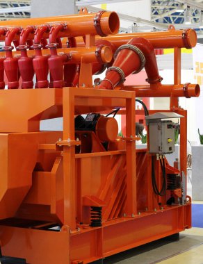 Petrol ve gaz endüstrisi için bir ekipman parçası. Sıvı tedavi ekipmanları deliniyor.