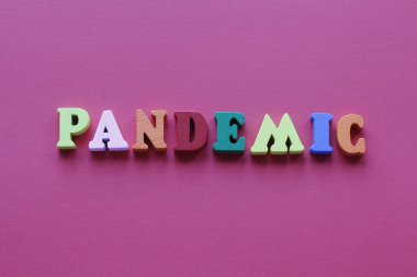 Yazılı PANDEMIC. Dünyanın her yerinde karantina var. Koronavirüsü önleme. 21. yüzyılın salgını. Salgını önleme. Pembe arkaplan.